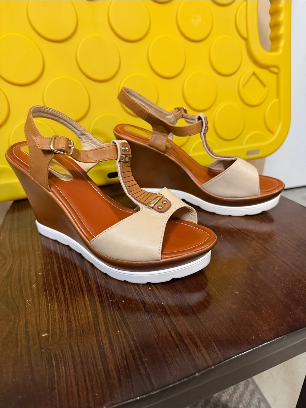 Godiva Women’s Tan and Cream Platform Wedge Sandals Size 10